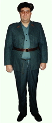Image d'un gros lard (moi) en uniforme dont le pantalon et la veste ne ferment plus pour cause de manque de tissu, excès de graisse ou les deux (choisissez).